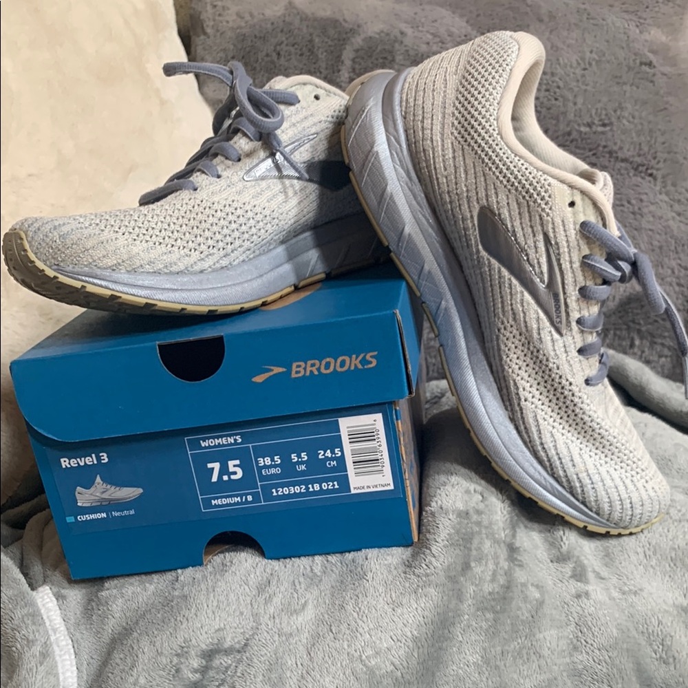 Brooks Revel 3 Women's Running Sneakers in Light Gray